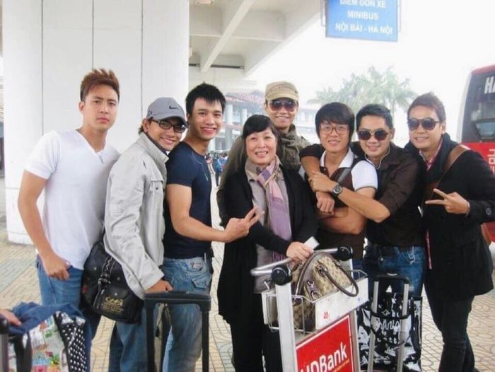 NSND Hồng Vân nhớ kỷ niệm cùng dàn diễn viên trẻ sân khấu lần đầu ra Bắc diễn kịch. 