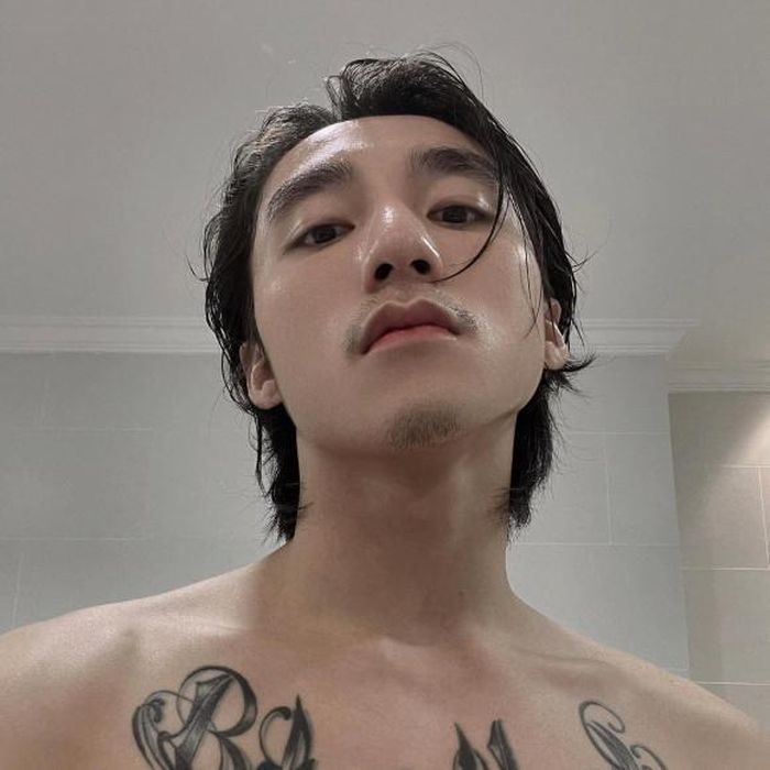 Sơn Tùng M-TP gây chú ý với hình ảnh để râu phong trần so với mọi ngày.