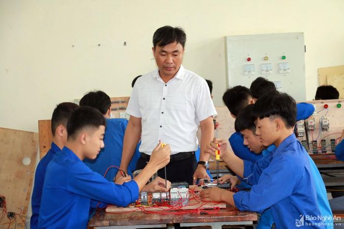 Đào tạo nghề cho học sinh tại Trường Trung cấp Kinh tế Kỹ thuật Hồng Lam. Ảnh: Mỹ Hà