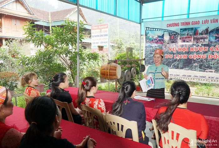 Lớp học Tiếng Anh cho người dân làm du lịch ở xã Môn Sơn, huyện Con Cuông. Ảnh: Mỹ Hà