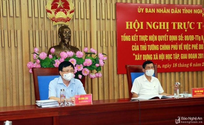 Các đồng chí: Bùi Đình Long -Phó Chủ tịch UBND tỉnh; Thái Văn Thành - Ủy viên Ban Chấp hành Đảng bộ tỉnh, Giám đốc Sở Giáo dục và Đào tạo chủ trì tại điểm cầu Nghệ An. Ảnh: Mỹ Hà