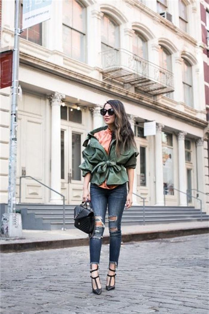 Các thiết kế quần jeans rách phù hợp với công sở nên là những dạng quần skinny ôm sát, với phần mài rách vừa phải, không mất thẩm mỹ. Đừng quên một đôi bốt cổ thấp (ankle boots) và mắt kính đen cho một bộ cánh thật "cool" nhé!