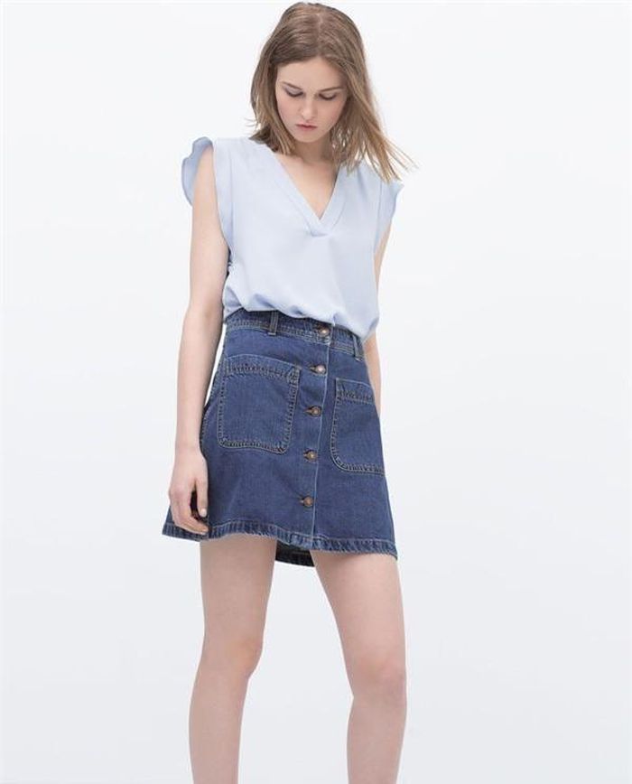 Chân váy denim đang dần trở thành một trong những item bất hủ trong tủ đồ của một cô nàng sành mốt. Khác hoàn toàn với hình ảnh nữ tính điệu đà vốn có của váy, chân váy denim bỏ qua mọi chi tiết cầu kỳ, một mình nó ẩn chứa trọn vẹn sự năng động thoải mái với một chất rất riêng trên nền tảng của sự đơn giản. Với chân váy denim, hợp nhất là những thiết kế áo cơ bản như sơ mi hay áo phông, bởi những chi tiết cầu kỳ đôi khi khiến denim cũng như những set đồ càng thêm rườm rà và lạc điệu.