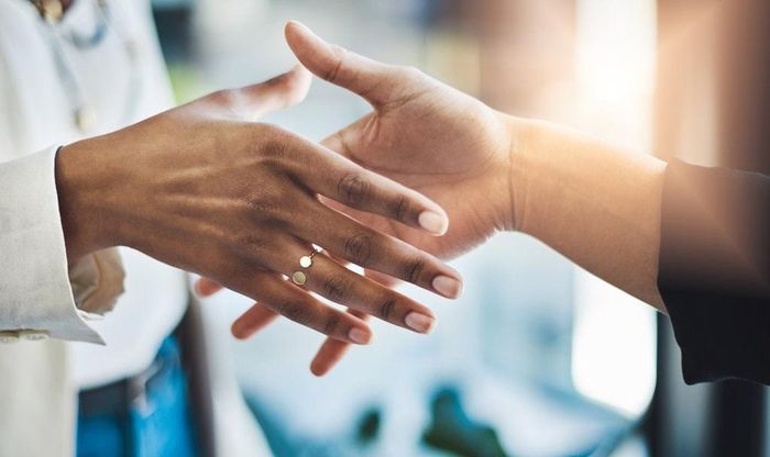  Tương lai của cái bắt tay sau đại dịch vẫn không chắc chắn. Ảnh: iStock.