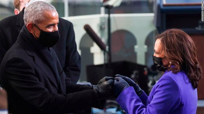  Cựu Tổng thống Mỹ Barack Obama chào mừng Phó Tổng thống Kamala Harris. Ảnh: CNN.