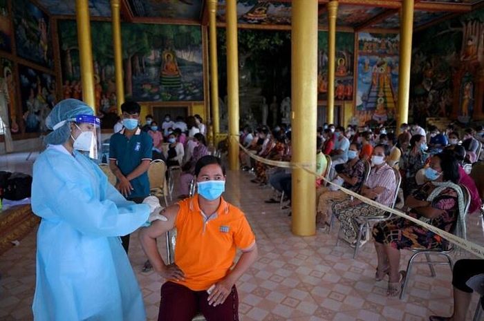 Người dân Campuchia xếp hàng để tiêm vaccine ngừa Covid-19. Ảnh: AFP.