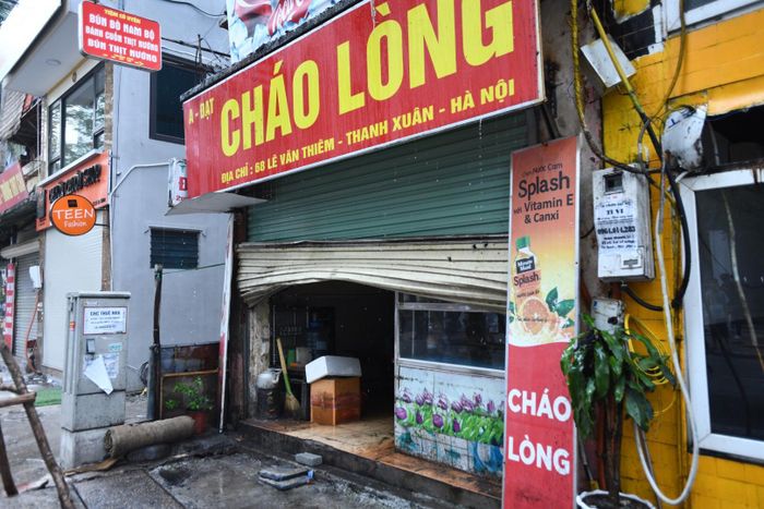  Người dân xung quanh cho biết cả gia đình bán cháo lòng đã về quê từ khi có lệnh hàng quán chỉ được bán mang về. 