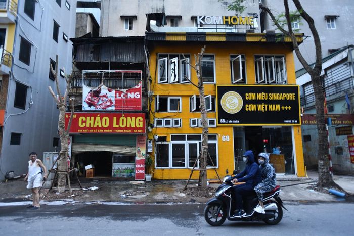  Theo người dân, lửa xuất phát từ tầng 3 của quán cơm niêu bên cạnh hàng cháo lòng. Lúc này, một nhân viên ngồi bên trong đã hô hoán cho người dân xung quanh gọi cứu hỏa. 