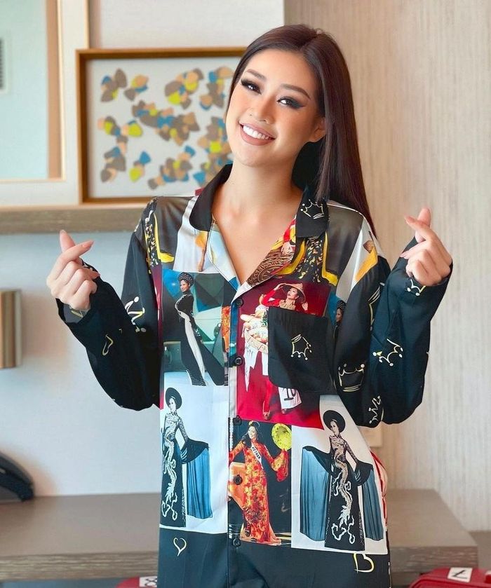 Khánh Vân mặc đồ in hình các đại diện Việt Nam ở Miss Universe những năm trước, bao gồm H'Hen Niê, Phạm Hương, Võ Hoàng Yến.