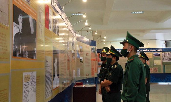 Triển lãm giới thiệu hành trình tìm đường cứu nước của Chủ tịch Hồ Chí Minh.