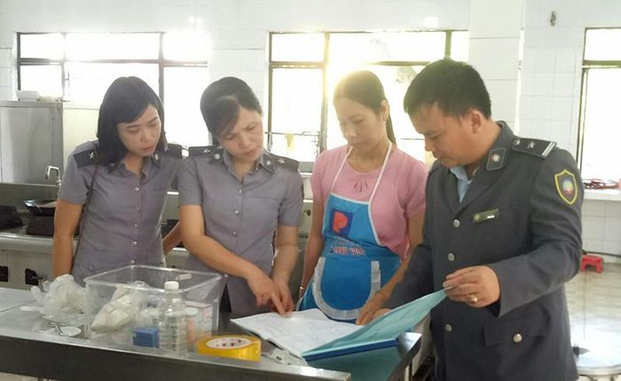 Lực lượng chức năng tiến hành kiểm tra chất lượng an toàn thực phẩm -Ảnh: P.T