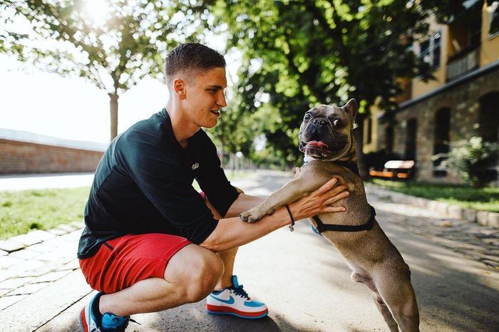Roland Sallai chuộng mặc quần, áo màu trơn. Anh nhấn nhá bằng giày sneakers nhiều màu giúp set đồ thêm phần bắt mắt.