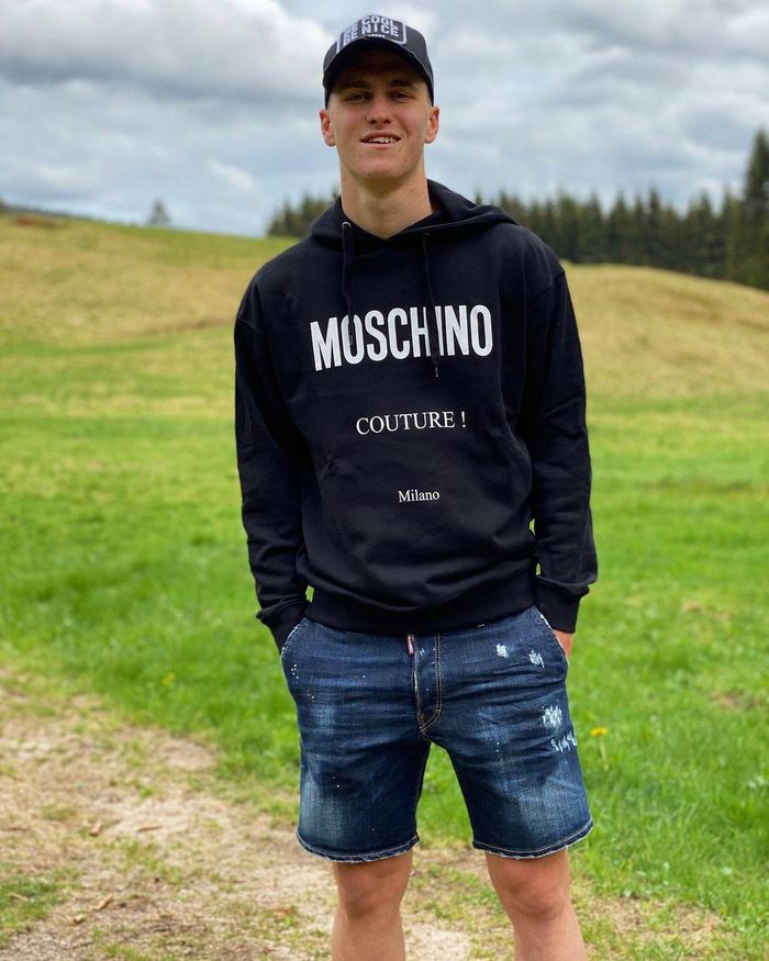 Roland Sallai thích phối áo hoodie cùng quần shorts. Theo Esquire, áo hoodie là một trong những món đồ không thể thiếu đối với thời trang đường phố. Món đồ này được nâng lên tầm cao mới, thường xuyên xuất hiện trên sàn catwalk của các thương hiệu từ cao cấp đến bình dân. Bạn có thể mặc áo hoodie riêng lẻ hoặc phối nhiều lớp cùng áo thun, áo sơ mi. Áo hoodie cũng là món đồ phi giới tính, phù hợp cho cả nam lẫn nữ.