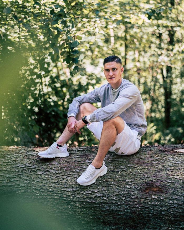 Vẫn là các items quen thuộc như giày sneakers cổ thấp, quần shorts ngang đùi, nam cầu thủ mang đến công thức phối đồ khác với áo sweater. Sallai diện áo mang gam xám hài hòa cùng màu sắc trên quần và giày. Anh hoàn thiện vẻ ngoài bằng đồng hồ mặt tròn lịch lãm.