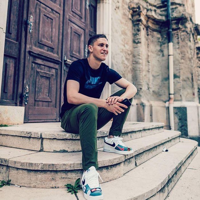 Ngoài sneakers màu trơn, Roland Sallai còn có một số mẫu giày phối nhiều màu để nhấn nhá cho các set đồ đơn sắc. Nam cầu thủ thường xuyên để kiểu tóc cắt sát hai bên, chải mái cao giúp tôn vẻ ngoài nam tính.
