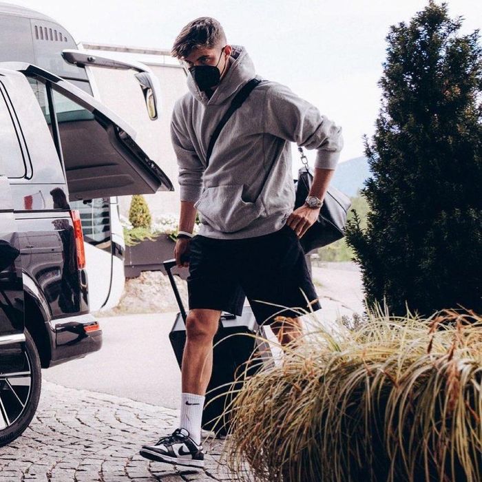Ngoài gu ăn mặc đậm chất sporty, phong cách của Kai Havertz cũng thiên hướng về tinh thần streetwear bụi phủi. Anh thường kết hợp áo hoodie dáng quá khổ cùng quần shorts thể thao đi kèm sneakers đồng điệu màu sắc.