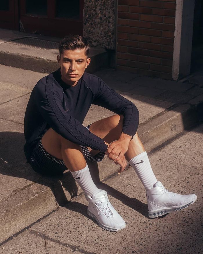 Ngoài đời, Kai Havertz là một chàng trai chuộng trang phục năng động, thoải mái với gu ăn mặc đơn giản. Gam màu ưa thích của cầu thủ người Đức chính là các sắc thái trung tính như trắng, đen, xám...