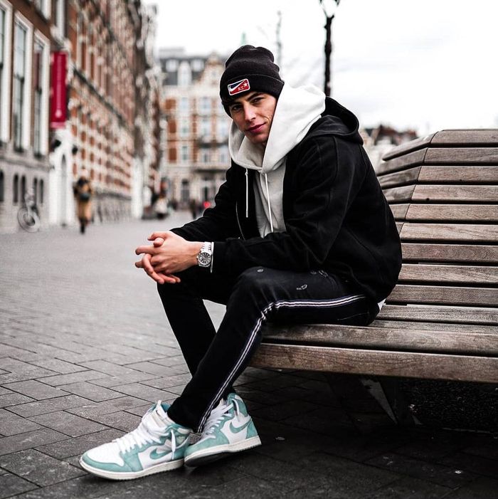 Với mẫu áo hoodie đặc trưng, cầu thủ tuyển Đức có nhiều cách phối khác nhau, nhưng vẫn hướng theo phong cách đường phố. Anh kết hợp theo kiểu layering với 2 lớp cổ áo cùng gam màu tương phản và tạo điểm bằng sneakers Nike Jordan gam màu xanh.