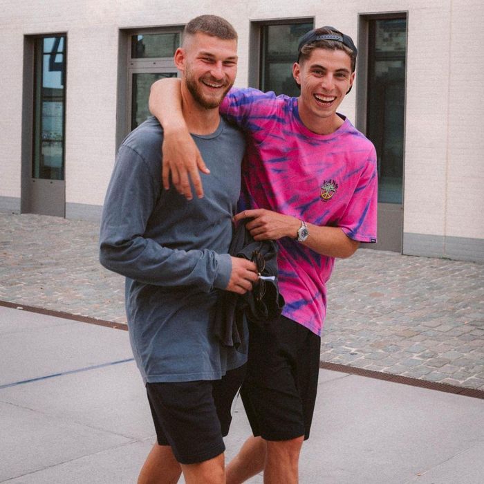 Trang phục ngày hè của Kai Havertz đề cao sự thoải mái, tiện dụng bằng phom dáng áo thun oversized hay quần shorts thể thao cùng chất liệu vải cotton thoáng mát.