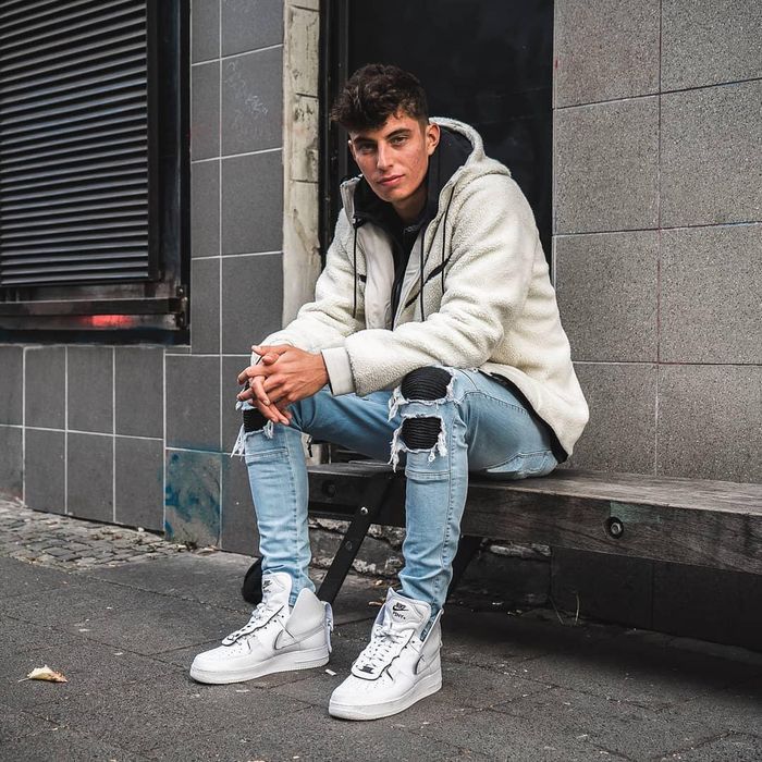 Không lựa chọn quần thun kẻ sọc, Kai Havertz lại mang đến vẻ bụi phủi thông qua những kiểu quần skinny jeans rách gối cá tính đi kèm giày thể thao cao cổ. Anh thường chỉ chọn một vài phụ kiện làm điểm nhấn cho tổng thể như mũ len, đồng hồ hay nón snapback...