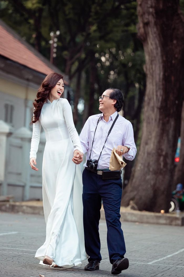 Lương Thùy Linh (ảnh trái) và Khánh Vân chia sẻ khoảnh khắc bên cha. Ảnh: NVCC.