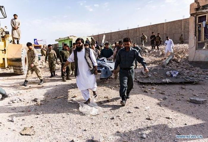 Lực lượng chấp pháp giúp đỡ nạn nhân một vụ đánh bom ở Herat, Afghanistan, tháng 4/2021.