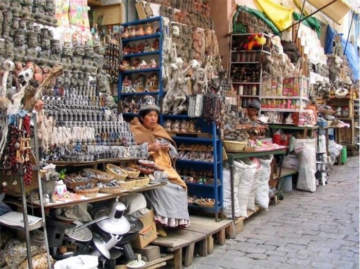 Đủ loài bùa được bày bán công khai