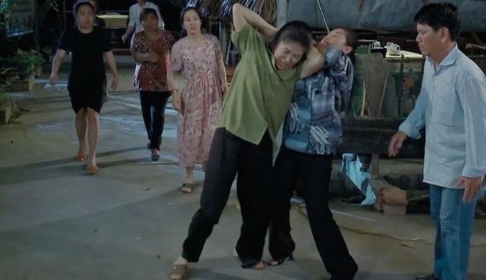 Nữ diễn viên bị mất giọng khi đóng cảnh la hét, giằng co. 