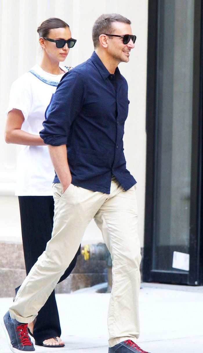  Irina Shayk xuống phố cùng tình cũ Bradley Cooper. Ảnh: US Weekly. 