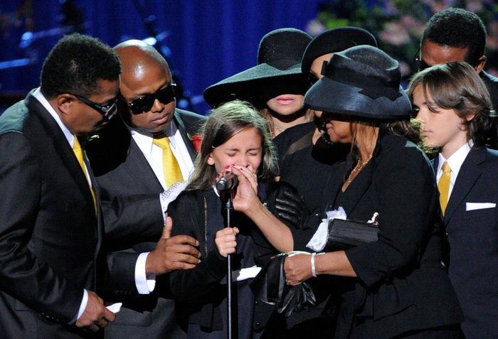  Paris Jackson (giữa) không kiềm chế được cảm xúc trong lễ tưởng niệm ông hoàng nhạc pop năm 2011.