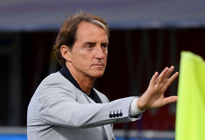 Sau khi giải nghệ vào năm 2001, Mancini bắt tay ngay vào công tác huấn luyện. Ông từng giúp Inter giành 3 chức vô địch Serie A, sau đó tiếp tục mở màn cho kỷ nguyên thành công của Manchester City bằng chiếc cúp vô địch Premier League 2011/12. 
