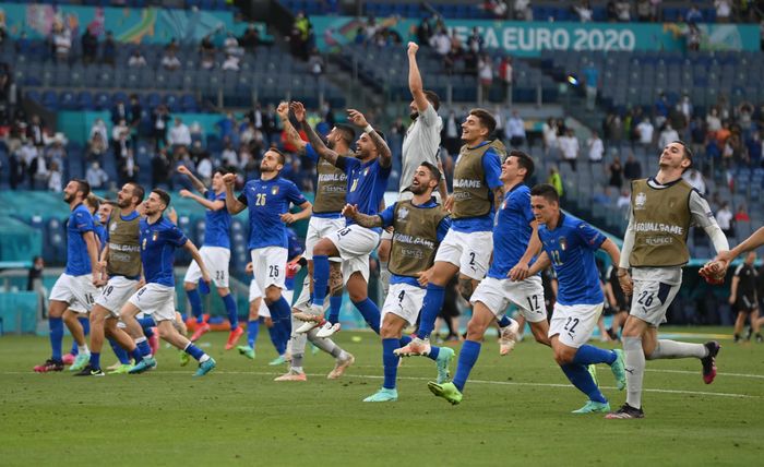  Năm 2018, Mancini nhận lời dẫn dắt Italy khi đội tuyển quê nhà lâm vào khủng hoảng. Chỉ sau quãng thời gian ngắn, nhà cầm quân 56 tuổi đã biến Azzurri trở thành một tập thể gắn kết, khó bị đánh bại. Đoàn quân áo thiên thanh đã bất bại 30 trận liên tiếp và thắng sạch lưới trong 11 trận đấu gần nhất. 