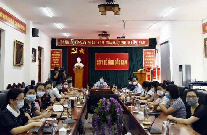 Các đại biểu tham dự tại điểm cầu Sở Y tế. Ảnh: Báo Bắc Kạn.