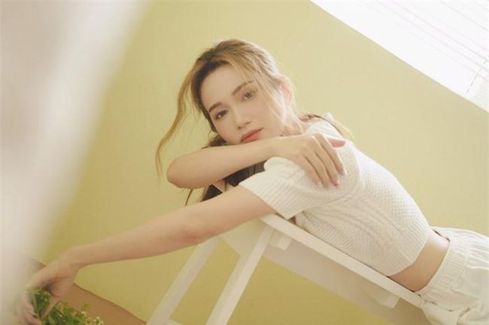 Có lẽ, nhờ ăn chay, sống xanh kết hợp với việc duy trì thói quen tập thể dục đều đặn chính là những yếu tố góp phần giúp Sĩ Thanh luôn giữ được vẻ đẹp không tuổi. Nói thêm về việc ăn chay, Sĩ Thanh cho biết lúc trước cô chỉ ăn chay 1 năm 3 tháng là vì nghĩ ăn chay nhiều sẽ không có sức làm việc. Sau đó, Sĩ Thanh đọc được và nghiên cứu chế độ plant base, biết rằng ăn thực vât vẫn khỏe như thường nên đã quyết định theo đuổi.