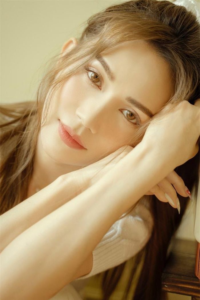 Sĩ Thanh cho biết, hai năm qua, dịch bệnh ảnh hưởng rất nhiều đến công việc của mọi người, và với cô cũng vậy. Dù thường xuyên ở nhà, Sĩ Thanh vẫn rất bận rộn vì có thời gian biểu rất rõ ràng: 7h30 dậy ăn sáng, nấu đồ chay cho mình và mẹ, trưa làm việc online.