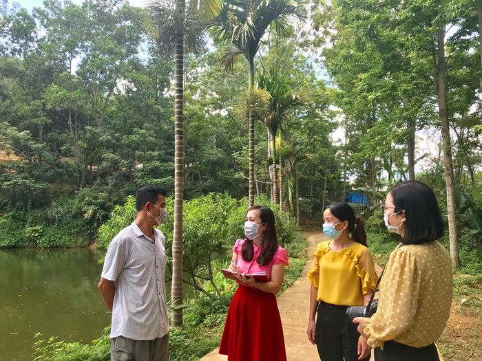 Phóng viên Báo Lào Cai tác nghiệp ở cơ sở.