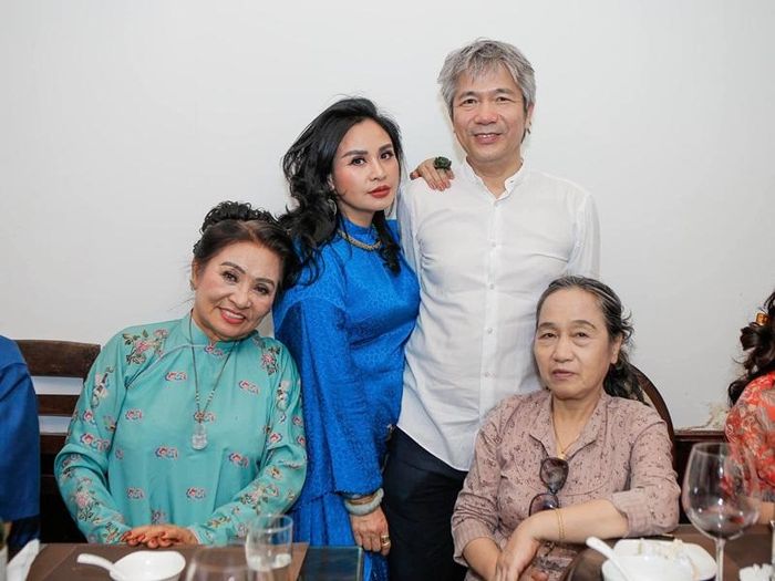 Thanh Lam mặc áo dài trong khi bác sĩ Bùi Tiến Hùng diện áo sơ mi trắng.
