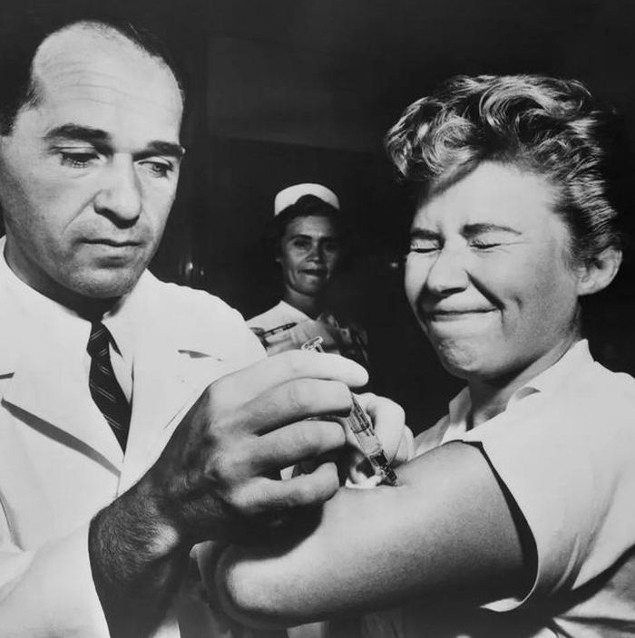 Một y tá tại bệnh viện Montefiore ở New York (Mỹ) tiêm vắc xin phòng "cúm châu Á" năm 1957. Ảnh: Alamy Stock