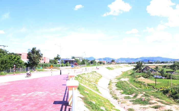 Kè chống sạt lở bờ sông Ia Sol góp phần đảm bảo an toàn tính mạng, tài sản người dân trong mùa mưa lũ. Ảnh: Quang Tấn