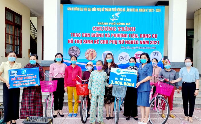 Phụ nữ nghèo ở Đông Hà được hỗ trợ con giống và phương tiện sinh kế - Ảnh: K.S