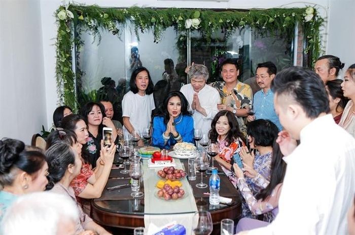 Loạt ảnh trên được diva chia sẻ trên Facebook ngày 2/6.