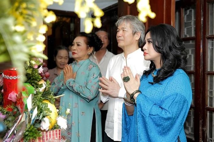 Buổi lễ tổ chức đơn giản, ấm cúng, thân mật với sự tham gia của đại diện gia đình hai bên và một số bạn bè thân thiết.