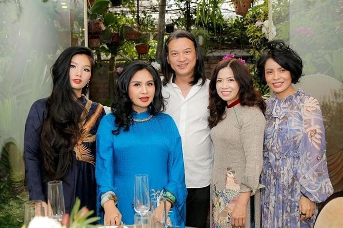 Ở tuổi 50, Thanh Lam vẫn xinh đẹp ngời ngời, đôi mắt sáng rực như các cô gái trẻ.