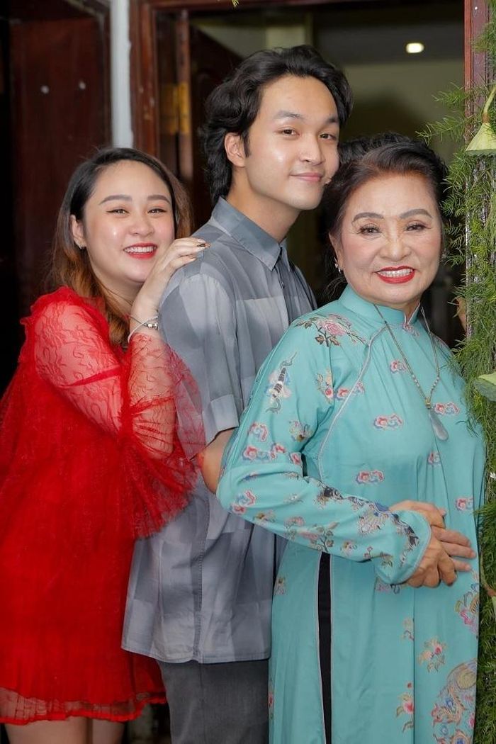 Mẹ và các con của Thanh Lam trong ngày vui.