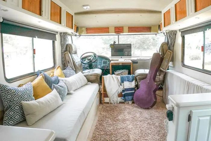  Ban đầu, gia đình 7 người giữ nguyên nội thất trong xe. Nhưng họ phát hiện các con không thoải mái vì thiếu chỗ ngủ. Họ quyết định cải tổ toàn bộ nội thất để có đủ diện tích sinh hoạt, 5 con có chỗ ngủ riêng. Phần đầu xe có một "phòng khách" nhỏ để gia đình quân quần, cùng nhau vui chơi, trò chuyện. 