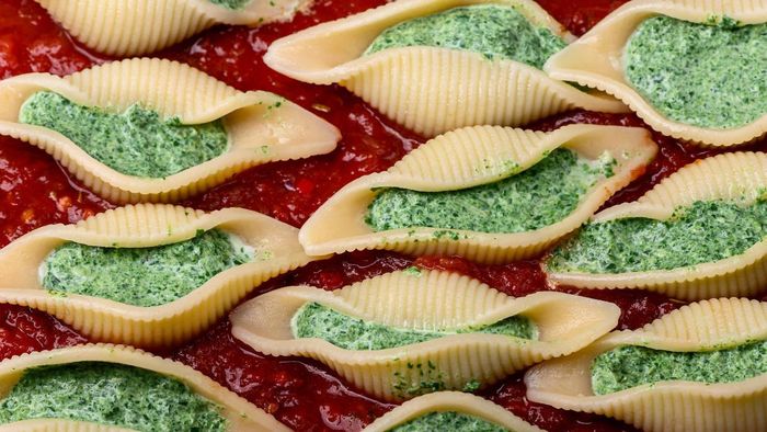  Như các loại mì spagetti thông thường của Italy, vỏ mì conchiglione có thể kết hợp với nhiều loại sốt ăn kèm như thịt bằm, hải sản, rau, phô mai... Ngoài hương vị rõ nét khi ăn kèm lượng lớn topping, vỏ mì ống này khi trang trí trên đĩa cũng rất đẹp mắt. Ảnh: Shutterstock. 