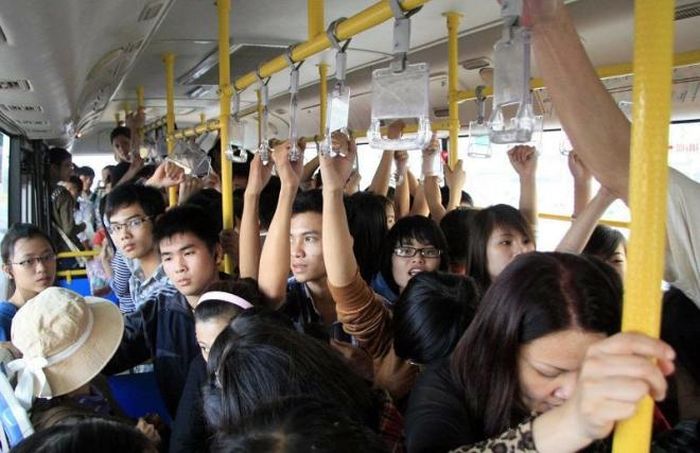 Không gian khép kín và thiếu giãn cách trên xe bus là nguy cơ lây nhiễm cao trong đại dịch Covid-19