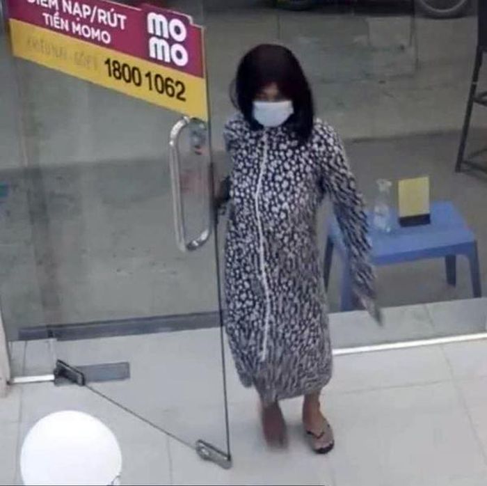 Hình ảnh tên này giả gái để đi gây án.