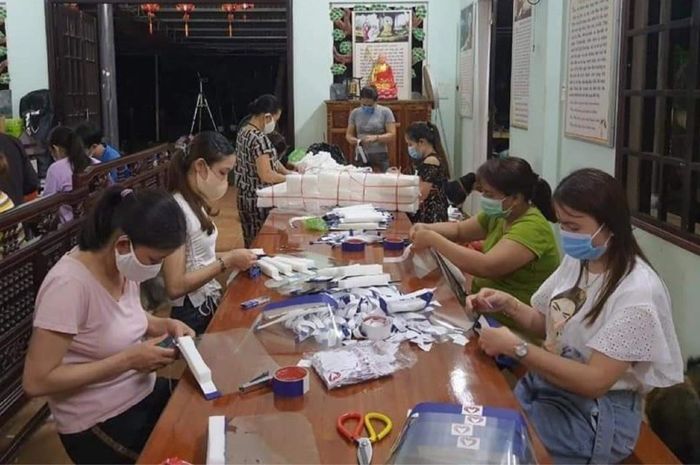  Như Khôi cùng CLB Hòa nhập xanh làm hàng nghìn mũ chắn giọt bắn tặng tuyến đầu chống dịch. 