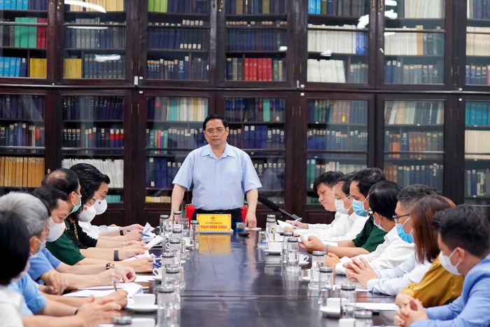  Làm việc tại Viện Vệ sinh dịch tễ Trung ương, Thủ tướng yêu cầu nghiên cứu, sản xuất vaccine Covid-19 càng sớm càng tốt. Ảnh: VGP. 